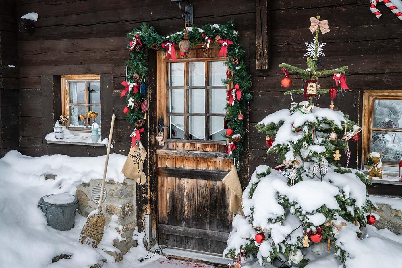 Entrance House With Christmas Decorations Christmas Tree Covered with Snow Photography Backdrop J-0737 Shopbackdrop